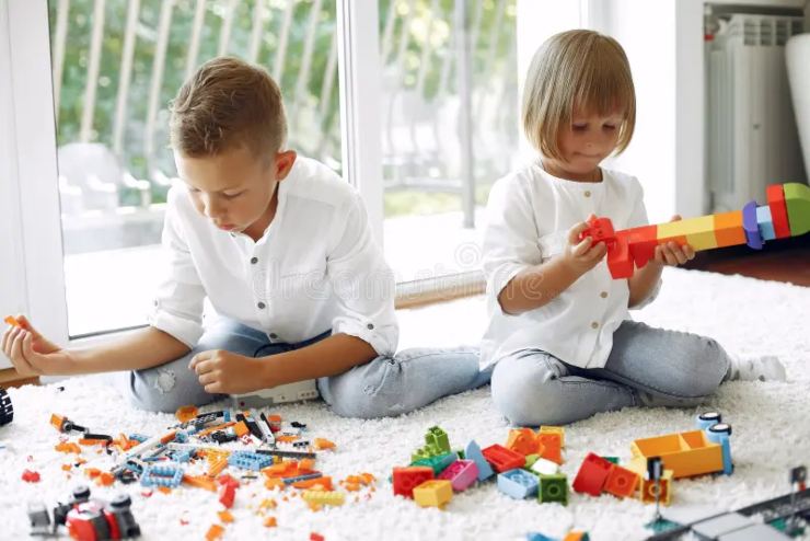 Bambini giocano con i LEGO (Dreamstime)