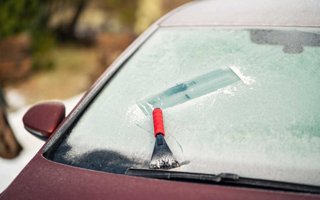 ghiaccio dal parabrezza dell'auto