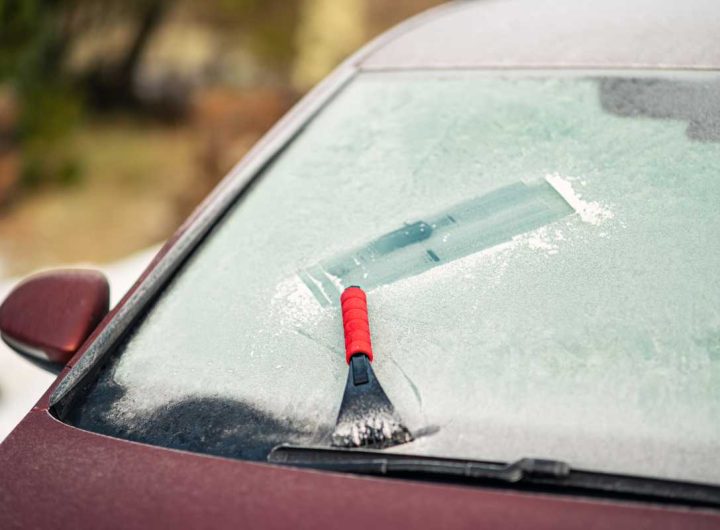 ghiaccio dal parabrezza dell'auto