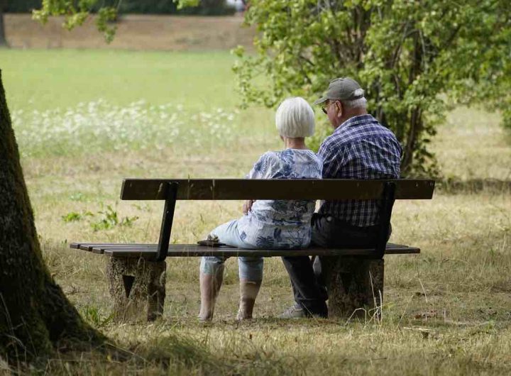 Due anziani seduti al parco