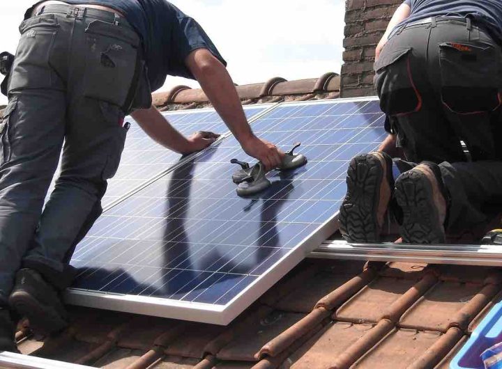 Due uomini installano i fotovoltaici su un tetto