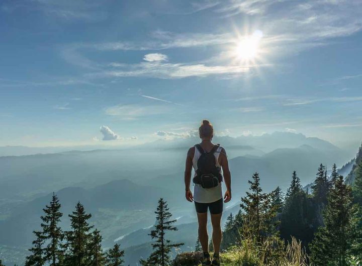 Hiker ha scalato la montagna