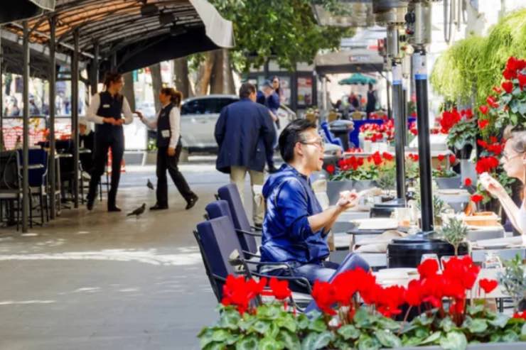 Persone fanno aperitivo in città