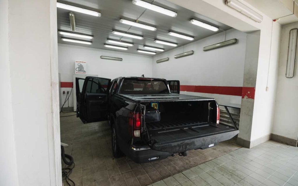 Pick-up ferma in garage