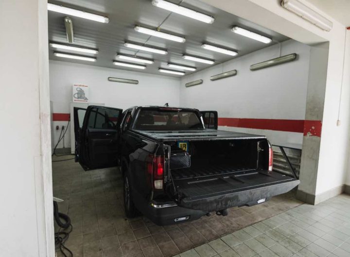 Pick-up ferma in garage