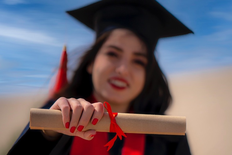 Ragazza ha in mano la pergamena di laurea