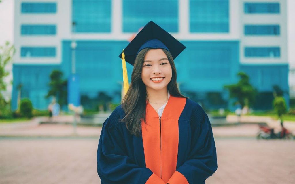 Ragazza indossa la toga di laurea