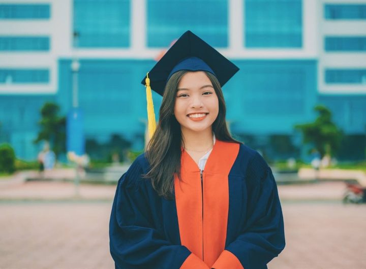 Ragazza indossa la toga di laurea