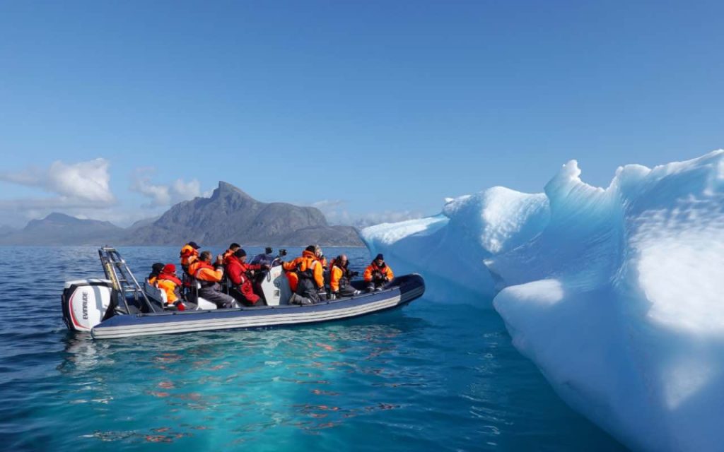 Ricercatori si dirigono verso un iceberg