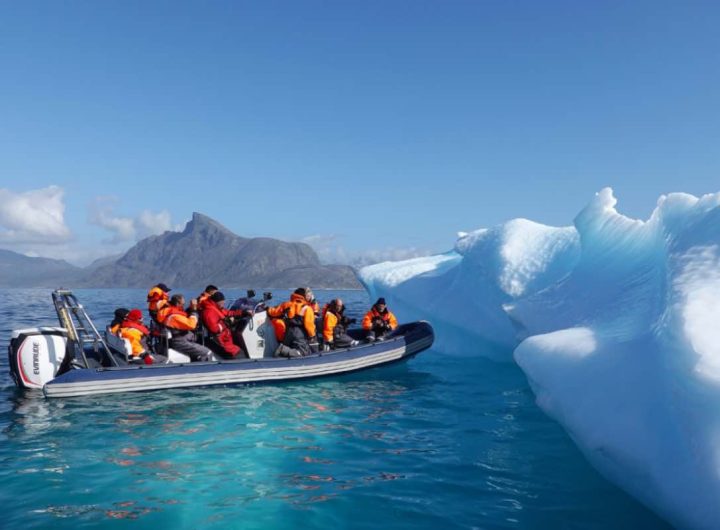 Ricercatori si dirigono verso un iceberg