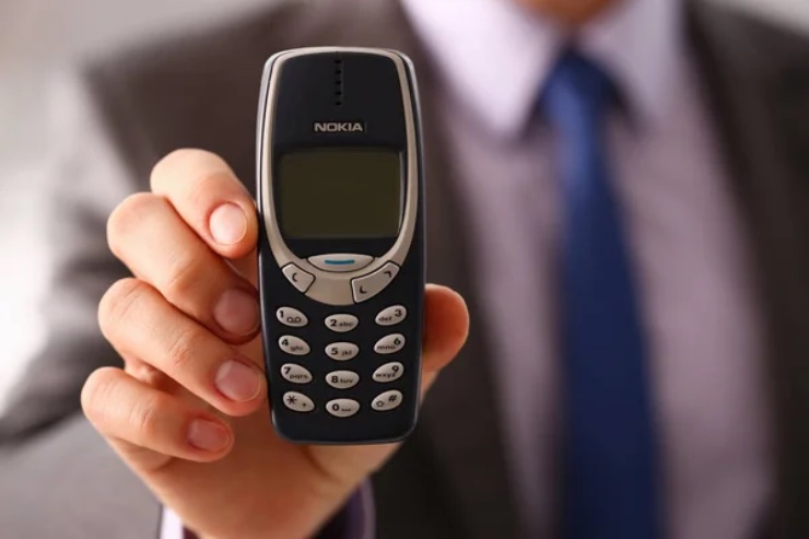 Uomo con un nokia 3310 in mano