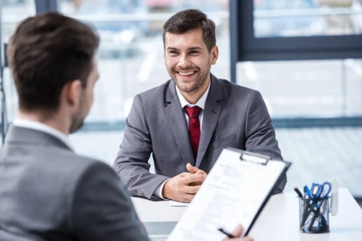 Uomo sostiene un colloquio di lavoro (Depositphotos)