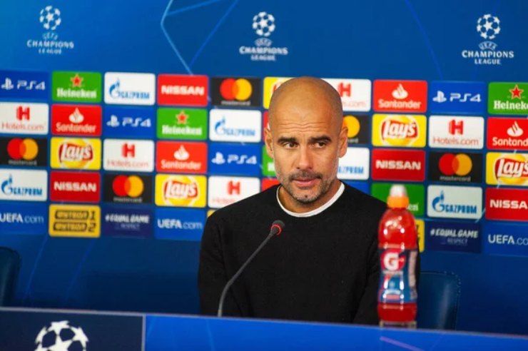 Guardiola durante una conferenza stampa (Depositphotos)