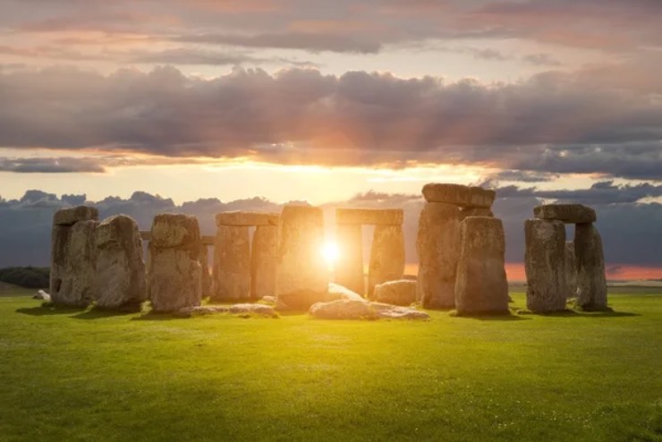 Raggi solari che attraversano gli Stonehenge