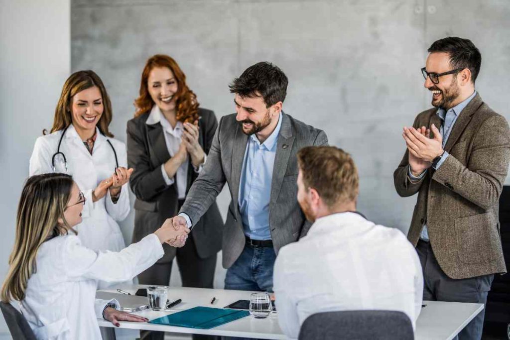 Persone felici sul posto di lavoro