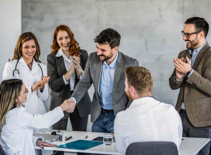 Persone felici sul posto di lavoro