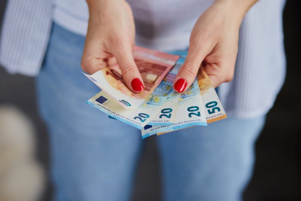 Ragazza in mano con delle banconote di euro