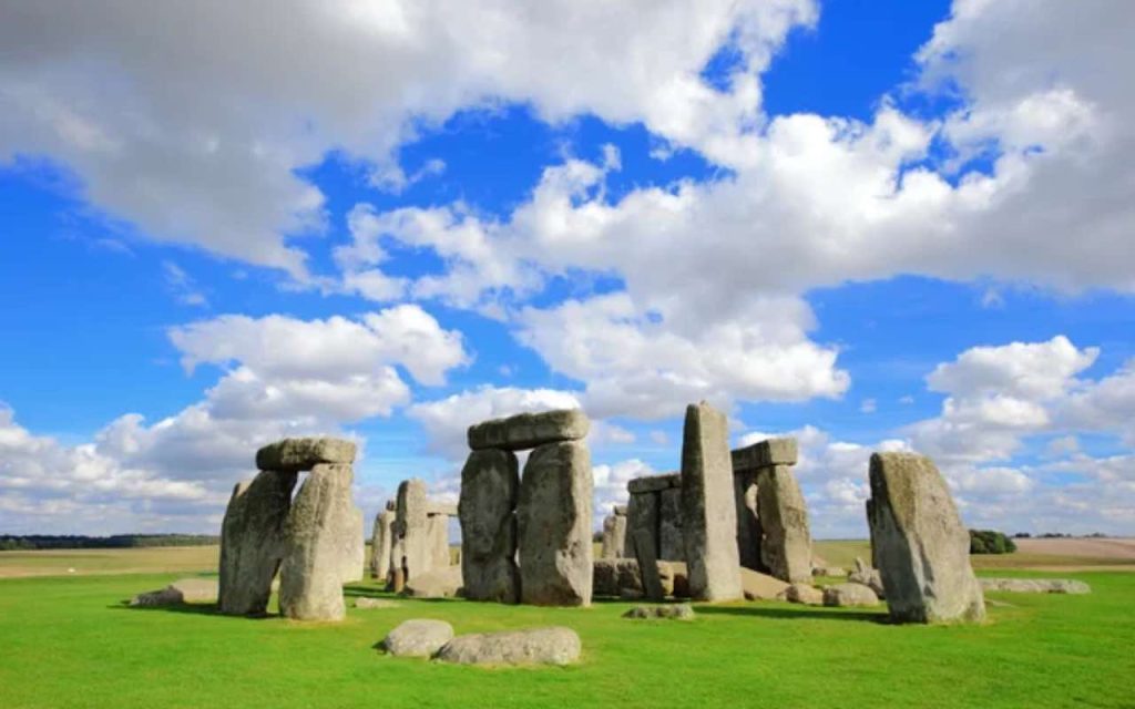 Stonehenge con sfondo di un cielo azzurro