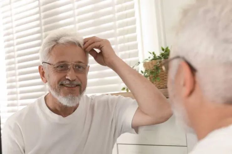 Capelli grigi come prevenirli invecchiamento cute