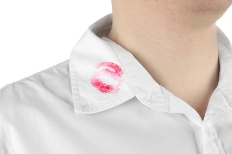 Macchia rossetto vestito attenzione distruggi capo