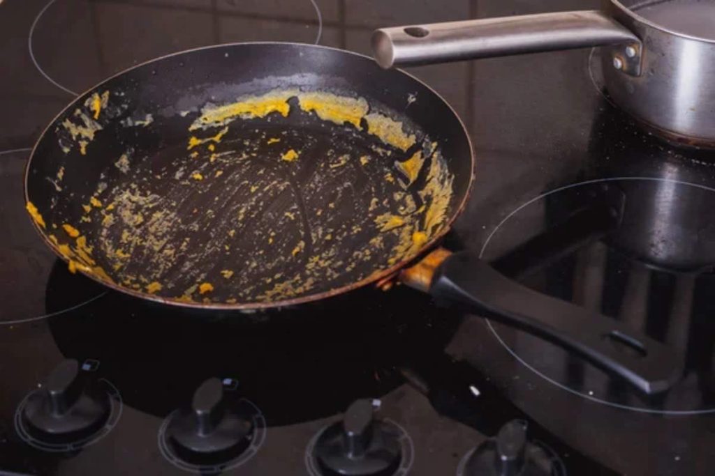 trucco togliere residui cibo padelle antiaderenti